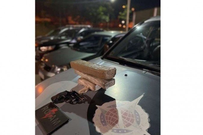 No carro, a polícia encontrou 3kg de maconha - (crédito: PMDF/Divulgação) No carro, a polícia encontrou 3kg de maconha - (crédito: PMDF/Divulgação)