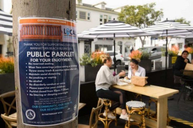 Parklets são comuns em cidades do Brasil e de outros países, como em Manhattan Beach, na Califórnia - (crédito: Patrick T. Fallon/AFP) Parklets são comuns em cidades do Brasil e de outros países, como em Manhattan Beach, na Califórnia - (crédito: Patrick T. Fallon/AFP)