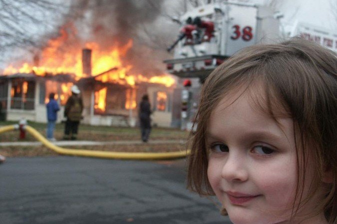 O meme da menina em frente a desastre teve venda milionária - (crédito: Twitter/ Reprodução) O meme da menina em frente a desastre teve venda milionária - (crédito: Twitter/ Reprodução)