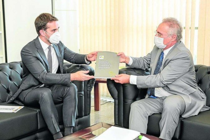 Eduardo Leite entregou ao relator da CPI, Renan Calheiros, relatório sobre a aplicação dos recursos no estado - (crédito: Gustavo Mansur/Palacio Piratini) Eduardo Leite entregou ao relator da CPI, Renan Calheiros, relatório sobre a aplicação dos recursos no estado - (crédito: Gustavo Mansur/Palacio Piratini)