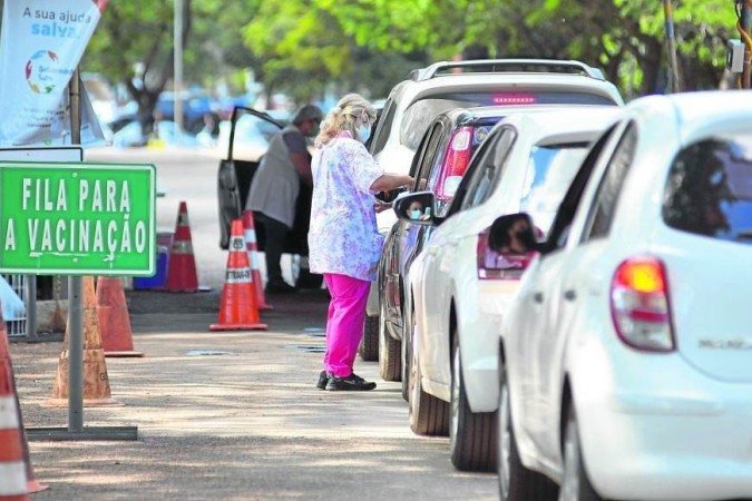 Do total de habitantes do Distrito Federal, 13,8% receberam ao menos a primeira dose, e 7,9% tomaram as duas necessárias - (crédito: Ed Alves/CB/D.A Press) Do total de habitantes do Distrito Federal, 13,8% receberam ao menos a primeira dose, e 7,9% tomaram as duas necessárias - (crédito: Ed Alves/CB/D.A Press)