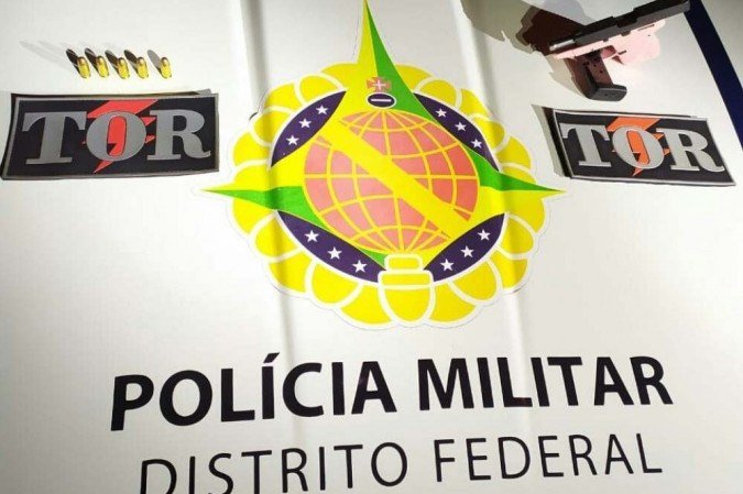 A micropistola pode, à primeira vista, parecer falsa devido ao tamanho e à cor rosa -  (crédito: Divulgação/PMDF)