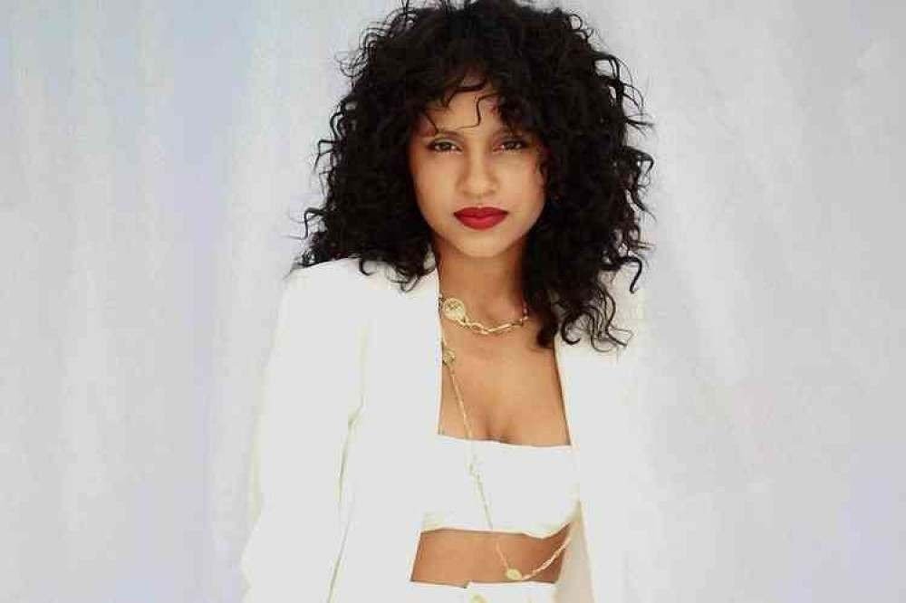 Gleici, do BBB18, processa clínica que expôs seu procedimento estético