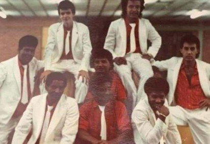 Em meados dos anos 80, ainda na Camilo&acute;s Band: Luizinho (camisa vermelha e gravata branca, ao centro): boas lembran&ccedil;as para o amigo Ratinho (o primeiro, ao alto, &agrave; esquerda)