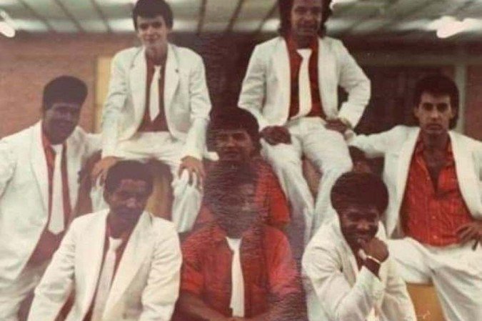 Em meados dos anos 80, ainda na Camilo´s Band: Luizinho (camisa vermelha e gravata branca, ao centro): boas lembranças para o amigo Ratinho (o primeiro, ao alto, à esquerda)