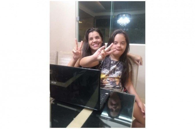 Adenildes Lacerda precisa ajudar a filha Emanuelle nas aulas on-line: esforço para não prejudicar o aprendizado

