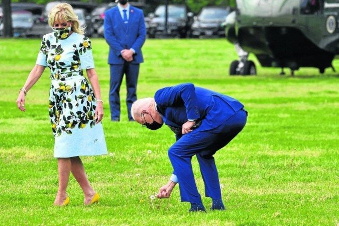 Um líder romântico: antes de embarcarem no helicóptero Marine One, Joe Biden colhe um dente-de-leão e oferece a flor à primeira-dama, Jill Biden - (crédito: Nicholas Kamm/AFP) Um líder romântico: antes de embarcarem no helicóptero Marine One, Joe Biden colhe um dente-de-leão e oferece a flor à primeira-dama, Jill Biden - (crédito: Nicholas Kamm/AFP)