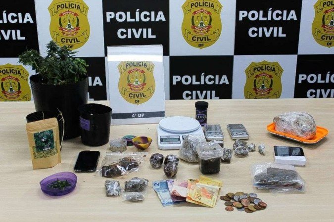 Itens apreendidos por agentes da 4ª Delegacia de Polícia - (crédito: PCDF/Divulgação) Itens apreendidos por agentes da 4ª Delegacia de Polícia - (crédito: PCDF/Divulgação)