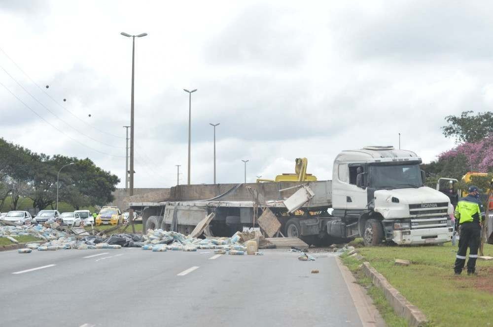 A carreta com 30 kg de cimento tombou na via Epia, sentido Plano Piloto. 
