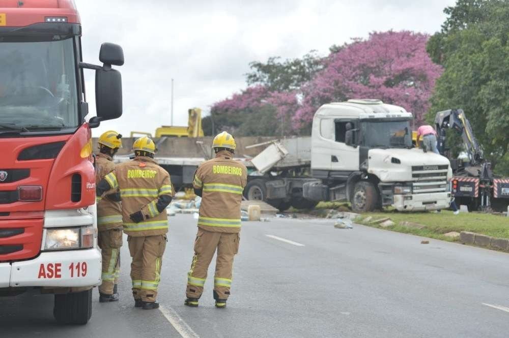 A carreta com 30 kg de cimento tombou na via Epia, sentido Plano Piloto. 