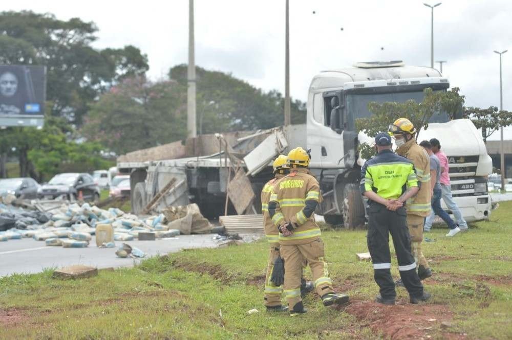 A carreta com 30 kg de cimento tombou na via Epia, sentido Plano Piloto. 