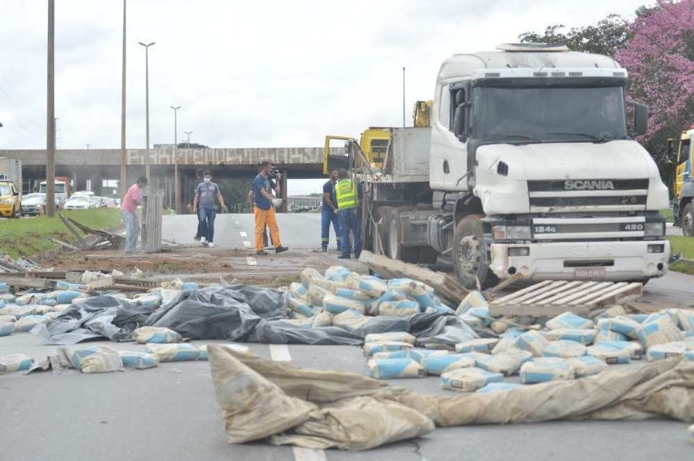 A carreta com 30 kg de cimento tombou na via Epia, sentido Plano Piloto. 