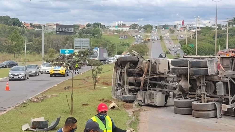 A carreta com 30 kg de cimento tombou na via Epia, sentido Plano Piloto. 