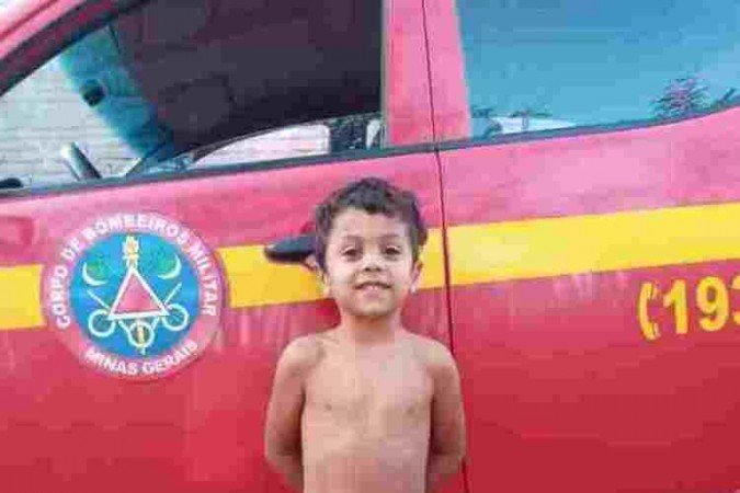 Menino de 5 anos precisou ser resgatado pelo Corpo de Bombeiros após ficar entalado em uma árvore