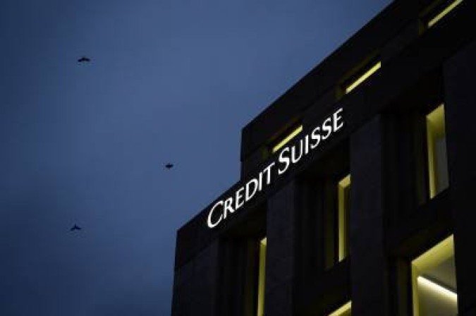 (FILES) A file photograph taken on November 4, 2020 shows a sign of Switzerland's second largest bank Credit Suisse on a branch's building in downtown Geneva. Credit Suisse announced on April 30, 2021 that one of its board would not seek re-election after shareholders said he should step aside following major losses linked to the collapses of the Greensill and Archegos financial firms. The Swiss bank said in a brief statement that Andreas Gottschling, the head of the board's risk committee, would not seek re-election at a general assembly. / AFP / Fabrice COFFRINI - (crédito: FABRICE COFFRINI) (FILES) A file photograph taken on November 4, 2020 shows a sign of Switzerland's second largest bank Credit Suisse on a branch's building in downtown Geneva. Credit Suisse announced on April 30, 2021 that one of its board would not seek re-election after shareholders said he should step aside following major losses linked to the collapses of the Greensill and Archegos financial firms. The Swiss bank said in a brief statement that Andreas Gottschling, the head of the board's risk committee, would not seek re-election at a general assembly. / AFP / Fabrice COFFRINI - (crédito: FABRICE COFFRINI)