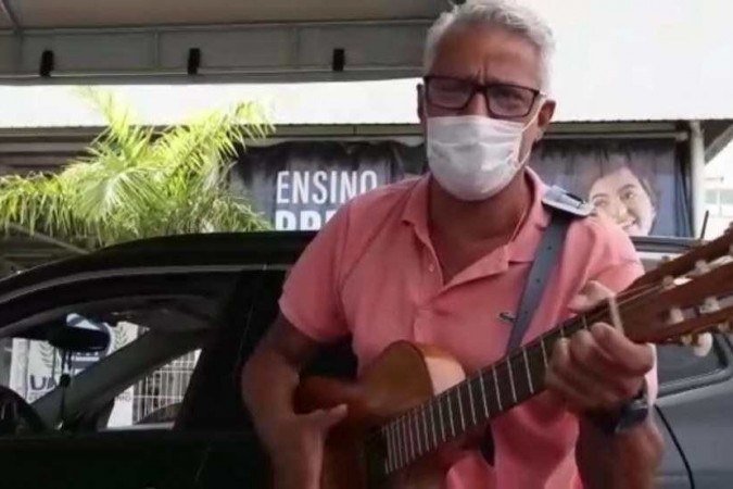 Rubem tocou a música "Como uma onda" antes de ser vacinado em Águas Claras. - (crédito: Reprodução/Redes sociais) Rubem tocou a música "Como uma onda" antes de ser vacinado em Águas Claras. - (crédito: Reprodução/Redes sociais)