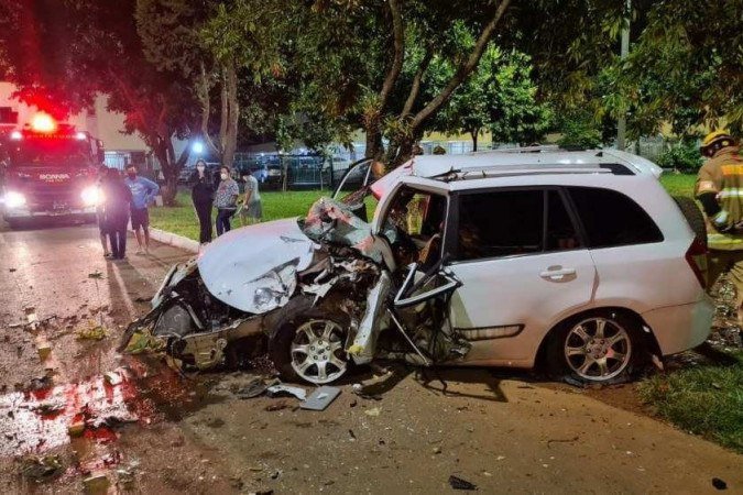 A condutora estava inconsciente e foi levada ao Hospital de Base - (crédito: Divulgação/CBMDF) A condutora estava inconsciente e foi levada ao Hospital de Base - (crédito: Divulgação/CBMDF)