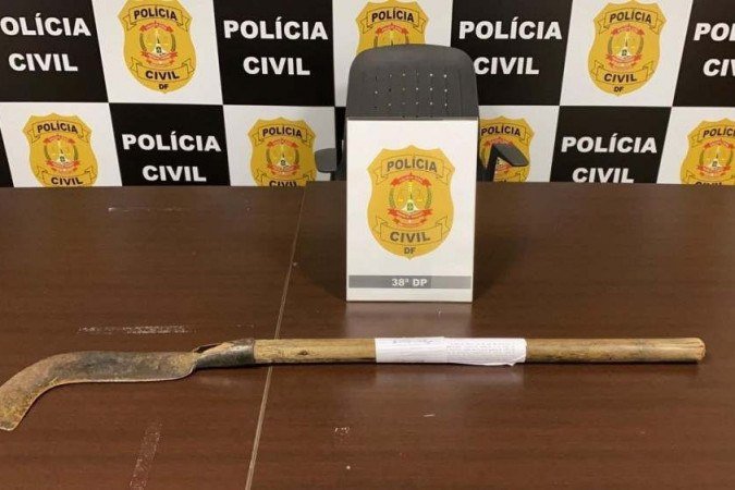 Homem usou foice para ameaçar a companheira - (crédito: Divulgação/PCDF) Homem usou foice para ameaçar a companheira - (crédito: Divulgação/PCDF)