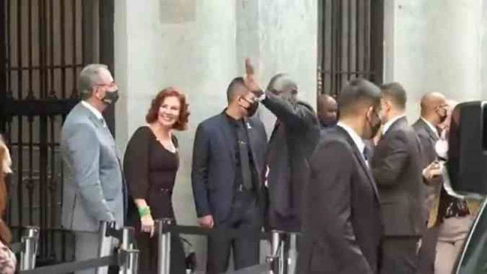 Manifestantes jogam ovos em comitiva de Bolsonaro durante protesto em São Paulo