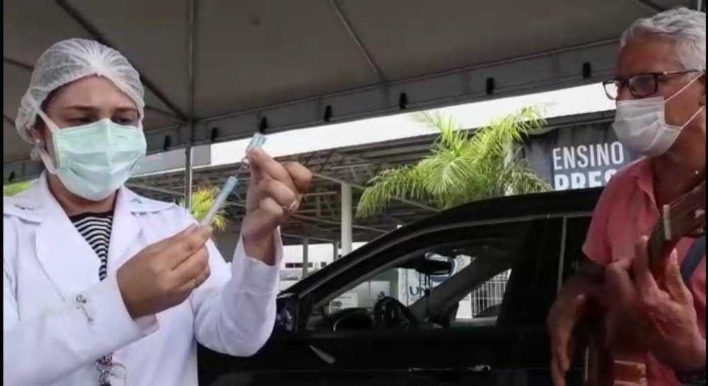 Rubem chegou ao posto drive-thru por volta das 10h30 para ser vacinado.