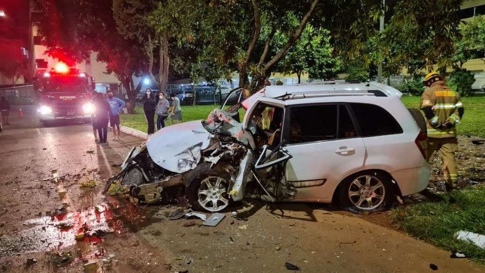 Veículo colide em árvore no Guará e deixa condutora em estado grave