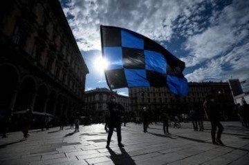 Torcedores do FC Internazionale comemoram na Piazza Duomo em Milão em 2 de maio de 2021, após o time conquistar o título do Campeonato Italiano da Série A -  (crédito: PIERO CRUCIATTI)
