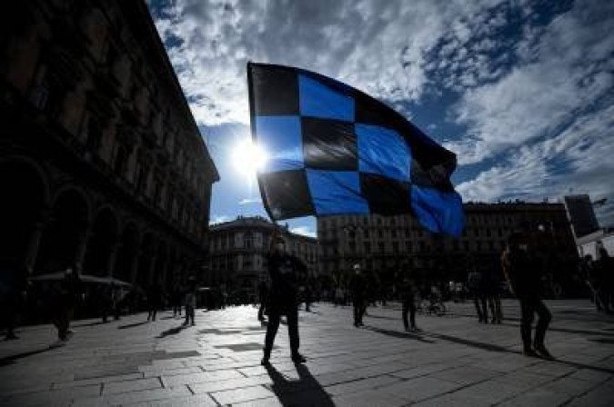 Torcedores do FC Internazionale comemoram na Piazza Duomo em Milão em 2 de maio de 2021, após o time conquistar o título do Campeonato Italiano da Série A - (crédito: PIERO CRUCIATTI) Torcedores do FC Internazionale comemoram na Piazza Duomo em Milão em 2 de maio de 2021, após o time conquistar o título do Campeonato Italiano da Série A - (crédito: PIERO CRUCIATTI)