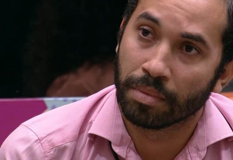 Gil revela ter sofrido primeiro ataque homofóbico após o BBB21