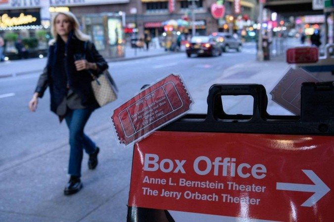 Pessoa anônima passa próxima à bilheteria de show da Broadway - (crédito: Angela Weiss/AFP) Pessoa anônima passa próxima à bilheteria de show da Broadway - (crédito: Angela Weiss/AFP)
