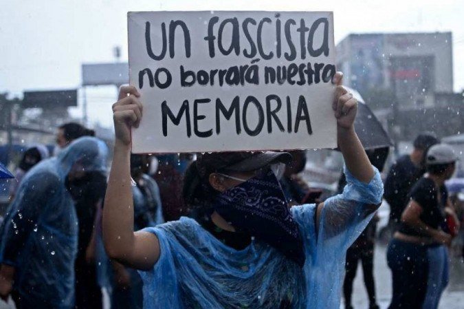Imprensa de El Salvador registrou protestos contra o presidente e o parlamento do país no último domingo - (crédito: Marvin Recinos/AFP) Imprensa de El Salvador registrou protestos contra o presidente e o parlamento do país no último domingo - (crédito: Marvin Recinos/AFP)