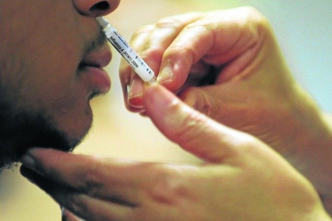 Uso nos EUA e na Europa as vacinas para gripe na forma de spray começaram a ser testadas em humanos em 2009 - (crédito: Tim Sloan/AFP - 9/10/09) Uso nos EUA e na Europa as vacinas para gripe na forma de spray começaram a ser testadas em humanos em 2009 - (crédito: Tim Sloan/AFP - 9/10/09)