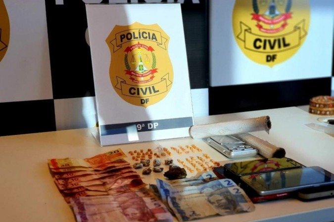 A polícia apreendeu entorpecentes e o material utilizado para vendê-lo - (crédito: PCDF/Divulgação) A polícia apreendeu entorpecentes e o material utilizado para vendê-lo - (crédito: PCDF/Divulgação)