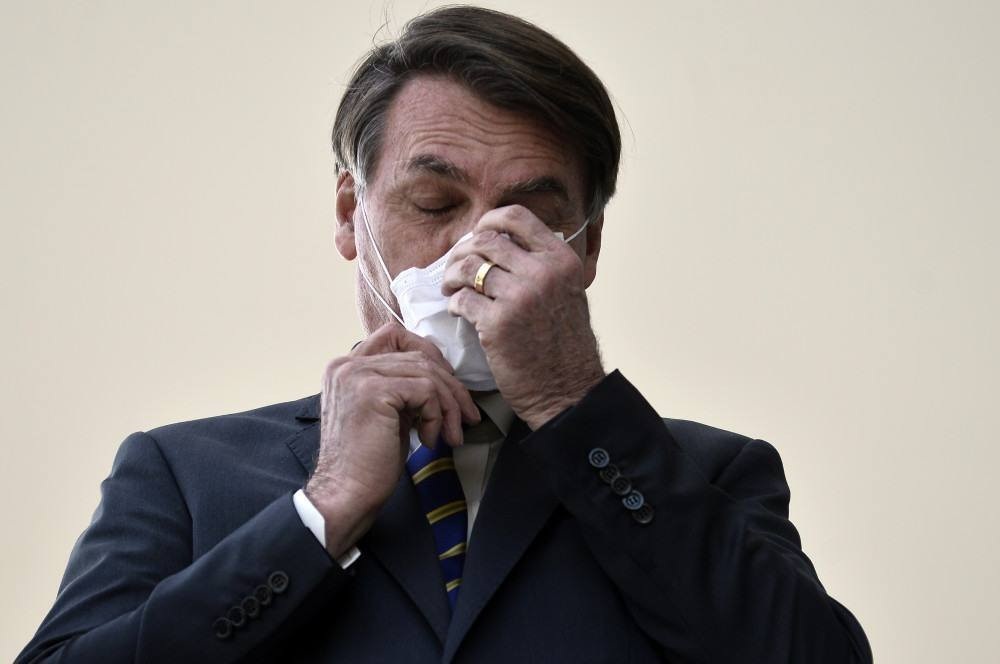 Negacionista na pandemia, Jair Bolsonaro destoa de antecessores