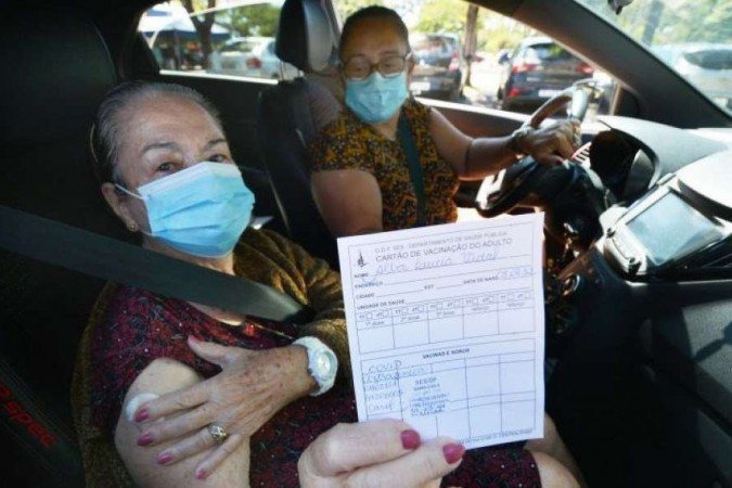 Alda Lúcia (à frente) tomou segunda dose da vacina no dia do aniversário de 89 anos - (crédito: Ed Alves/CB/D.A Press - 3/5/2021) Alda Lúcia (à frente) tomou segunda dose da vacina no dia do aniversário de 89 anos - (crédito: Ed Alves/CB/D.A Press - 3/5/2021)