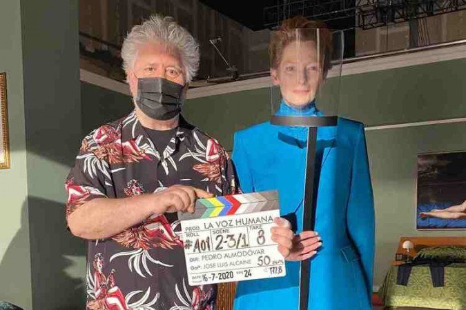 Diretor Pedro Almodóvar e atriz Tilda Swinton nas gravações de 'Human voice' - (crédito: Divulgação / Twitter @AgustinAlmo) Diretor Pedro Almodóvar e atriz Tilda Swinton nas gravações de 'Human voice' - (crédito: Divulgação / Twitter @AgustinAlmo)