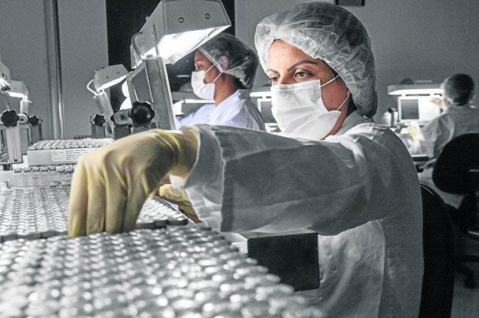 Produção de CoronaVac: Butantan deve entregar mais 1 milhão de doses - (crédito: Nelson Almeida/AFP - 14/1/21) Produção de CoronaVac: Butantan deve entregar mais 1 milhão de doses - (crédito: Nelson Almeida/AFP - 14/1/21)