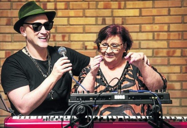 Paulo Gustavo em tr&ecirc;s tempos: dividindo os palcos  com a m&atilde;e, D&eacute;a L&uacute;cia; abaixo, &agrave; esquerda, na pele de Dona Herm&iacute;nia, o personagem que o projetou; e com a atriz Monica Martelli, com quem dividiu as telas em  Os homens s&atilde;o de Marte...  e &eacute; pra l&aacute; que eu vou; e  com o marido e os filhos