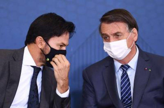 O presidente Jair Bolsonaro com o ministro das Comunicações, Fábio Faria - (crédito: EVARISTO SA) O presidente Jair Bolsonaro com o ministro das Comunicações, Fábio Faria - (crédito: EVARISTO SA)