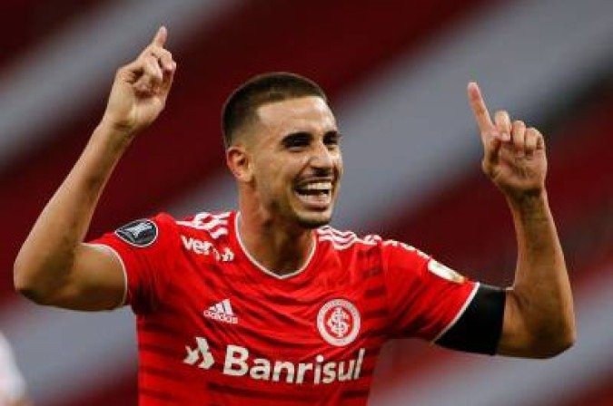 Thiago Galhardo foi de vice-artilheiro da Série A 2020 a convocado por Tite. Vendido ao Celta, tem uma assistência em 10 jogos