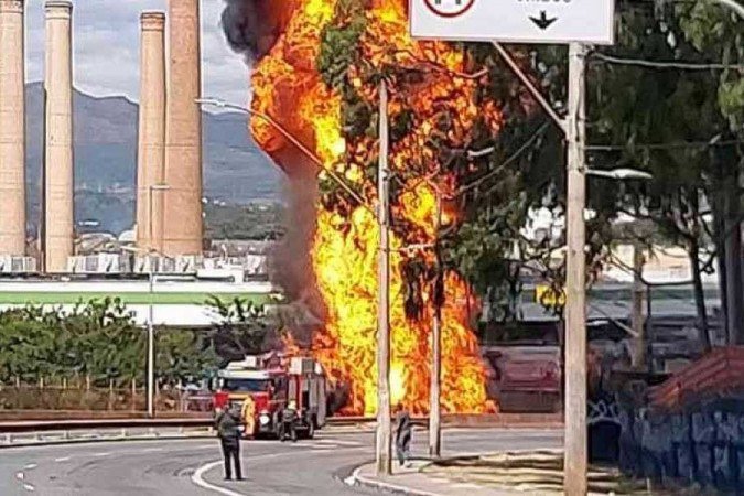 Chamas na carreta, que transportava etanol

