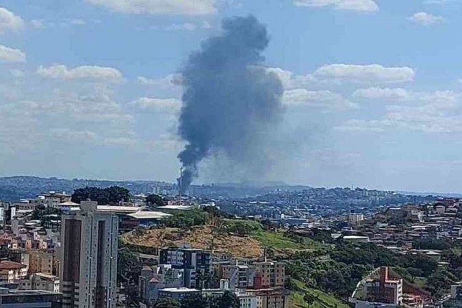 Fumaça vista do Bairro Estoril, Região Oeste de Belo Horizonte
