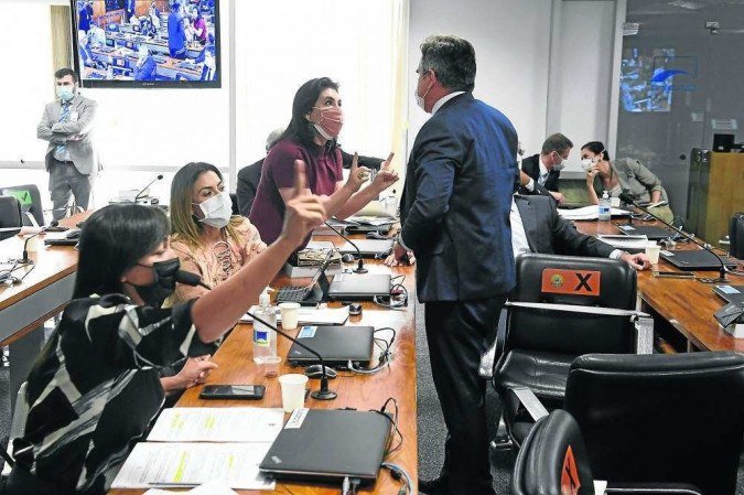 Ciro Nogueira bateu boca com Eliziane Gama (E) e com Simone Tebet (em pé): desavença por causa de acordo para que bancada tivesse direito de fala - (crédito: Jefferson Rudy/Agência) Ciro Nogueira bateu boca com Eliziane Gama (E) e com Simone Tebet (em pé): desavença por causa de acordo para que bancada tivesse direito de fala - (crédito: Jefferson Rudy/Agência)