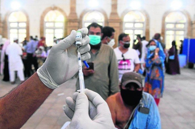 Enfermeiro prepara imunizante em centro de vacinação de Karachi, cidade mais populosa do Paquistão: esperança na proteção contra a doença - (crédito: Asif Hassan/AFP) Enfermeiro prepara imunizante em centro de vacinação de Karachi, cidade mais populosa do Paquistão: esperança na proteção contra a doença - (crédito: Asif Hassan/AFP)