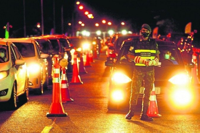 Na noite desta quarta-feira (5/5), houve aplicação de imunizantes, por drive-thru, no Setor Militar Urbano - (crédito: Carlos Vieira/CB/D.A Press) Na noite desta quarta-feira (5/5), houve aplicação de imunizantes, por drive-thru, no Setor Militar Urbano - (crédito: Carlos Vieira/CB/D.A Press)