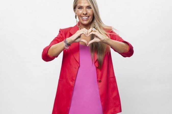 Adriane Galisteu anunciou decisão da direção de não punir casal -  (crédito: Edu Moraes/ TV Record)