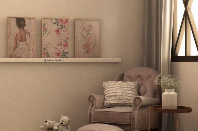 Quadros na parede, pufe e mesa de apoio: elementos essenciais no espa&ccedil;o projetado por Ericka Sales 