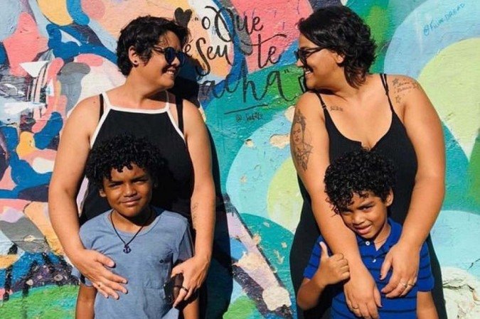 Naiara e Jana&iacute;na adotaram Gabriel e Guilherme: v&iacute;nculo inquebr&aacute;vel e amor incondicional