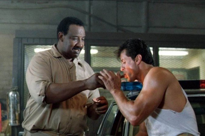 O astro Sylvester Stallone ajudou a impulsionar a carreira do ator Frank McRae, que morreu aos 80 anos -  (crédito: Internet/ Reprodução)