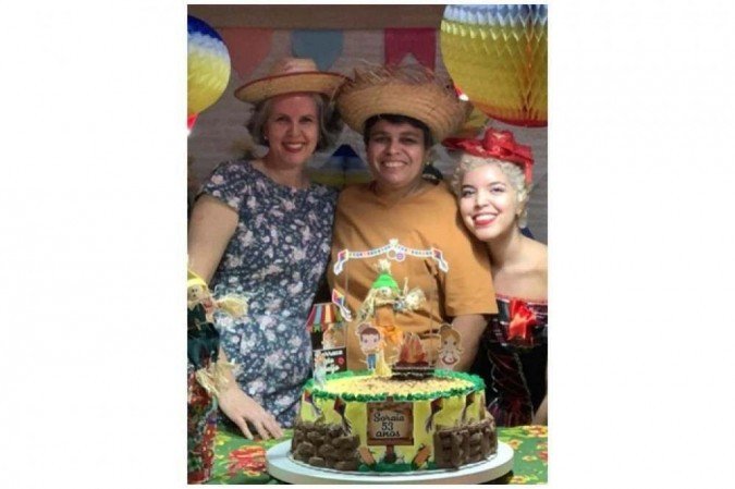 Giovanna aprendeu a superar o preconceito por ter duas m&atilde;es: Carmen (e) e Soraia (c) 