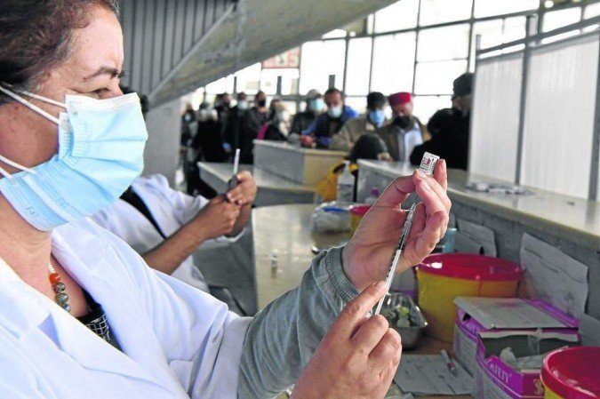 Após a aplicação da segunda dose, o risco de uma pessoa ser infectada pelo novo coronavírus é 18 vezes menor, mostra pesquisa americana - (crédito: Fethi Belaid/AFP) Após a aplicação da segunda dose, o risco de uma pessoa ser infectada pelo novo coronavírus é 18 vezes menor, mostra pesquisa americana - (crédito: Fethi Belaid/AFP)